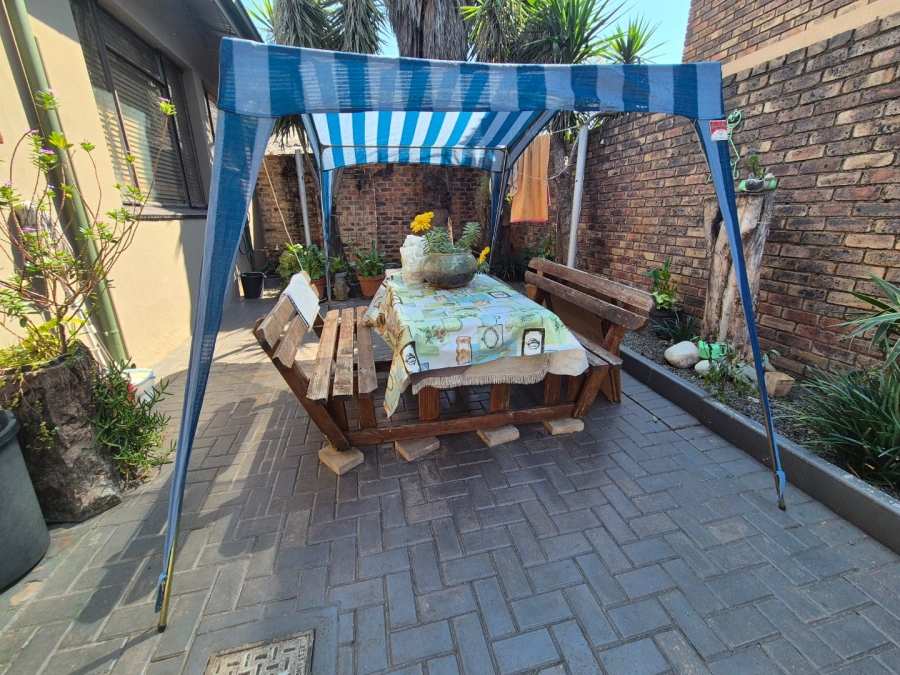2 Bedroom Property for Sale in Pretoria North Gauteng