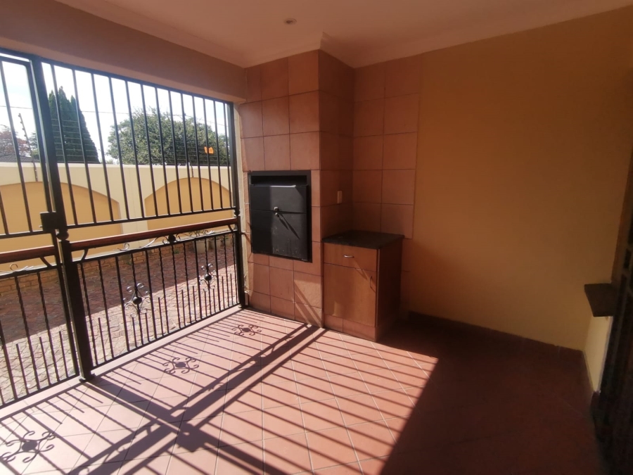 To Let 2 Bedroom Property for Rent in Kenleaf Gauteng