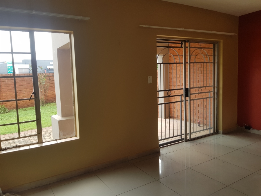 2 Bedroom Property for Sale in Die Hoewes Gauteng