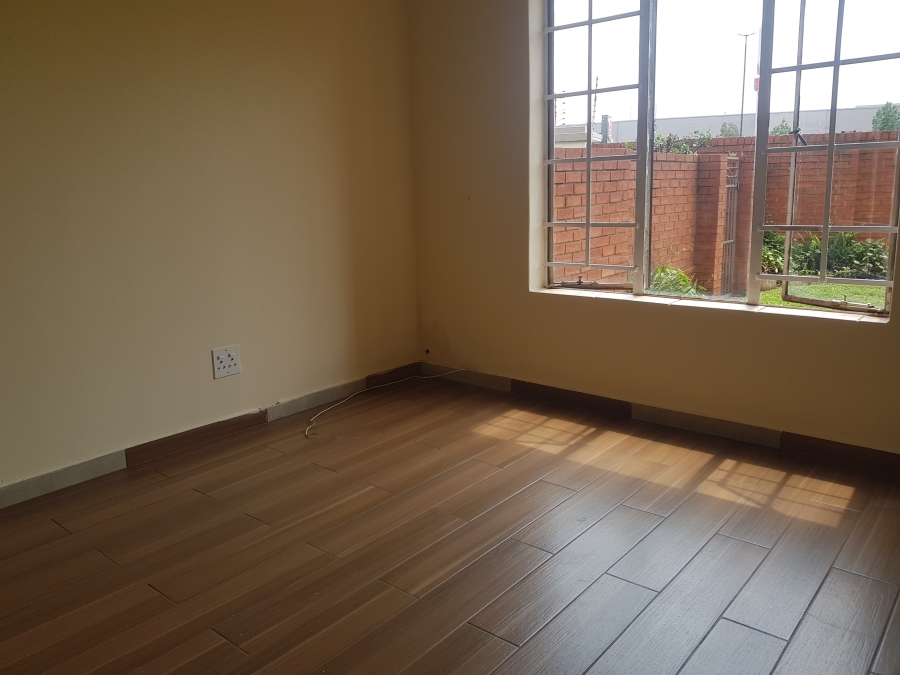 2 Bedroom Property for Sale in Die Hoewes Gauteng