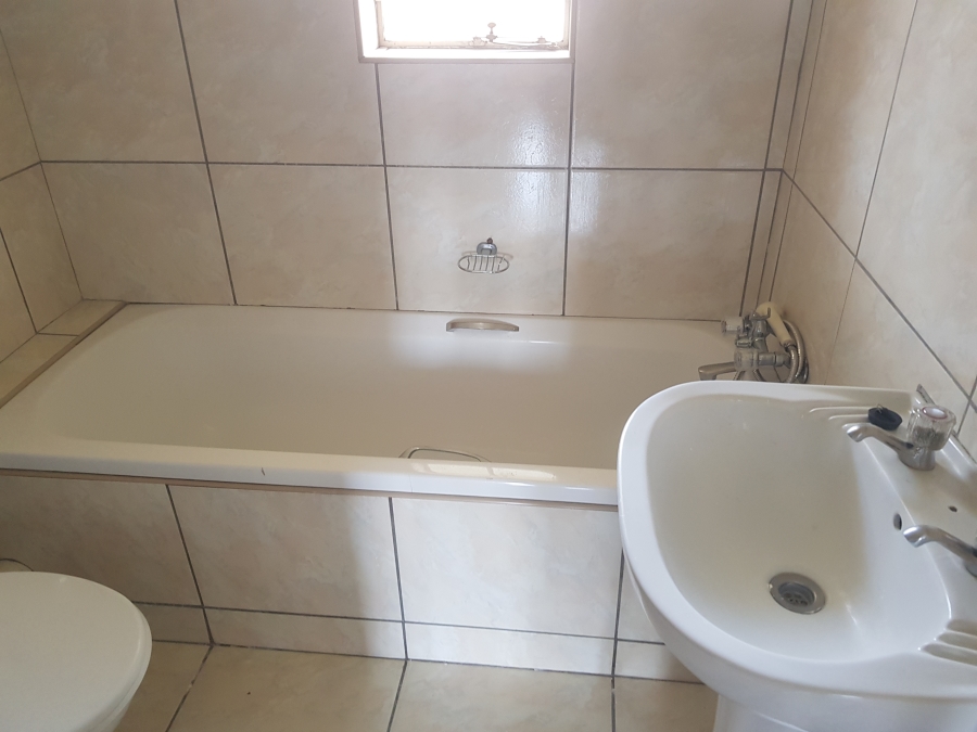 2 Bedroom Property for Sale in Die Hoewes Gauteng