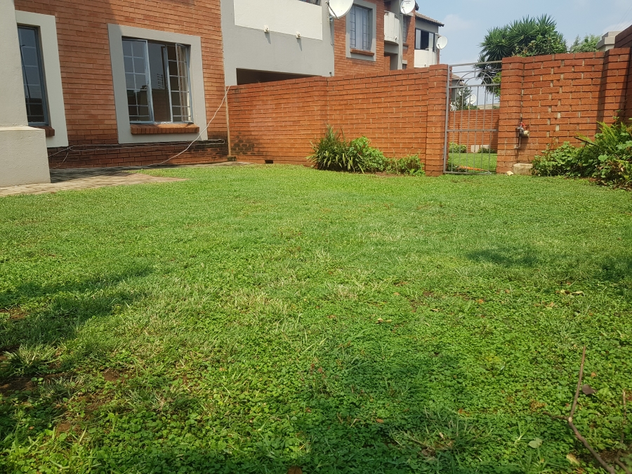 2 Bedroom Property for Sale in Die Hoewes Gauteng