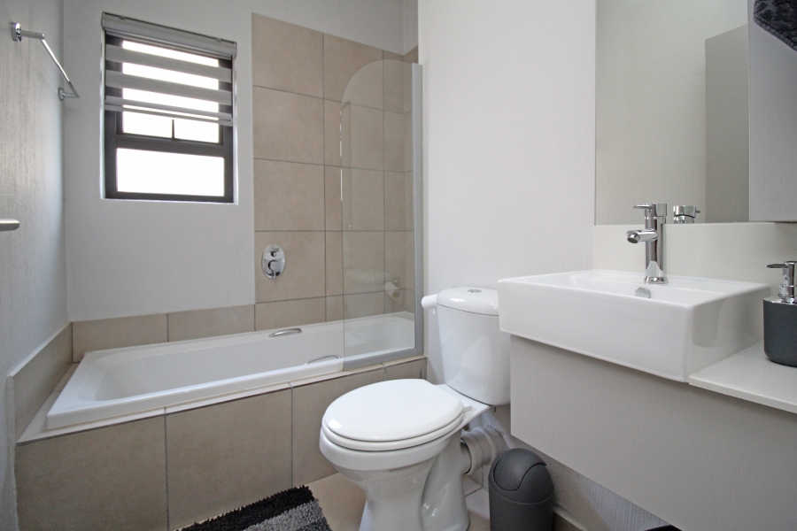 To Let 2 Bedroom Property for Rent in Broadacres Gauteng