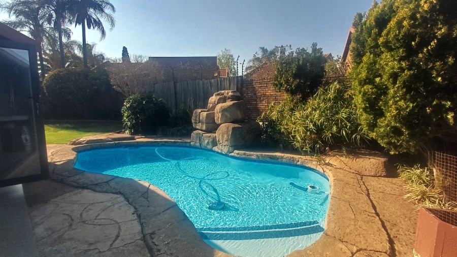 3 Bedroom Property for Sale in Die Hoewes Gauteng