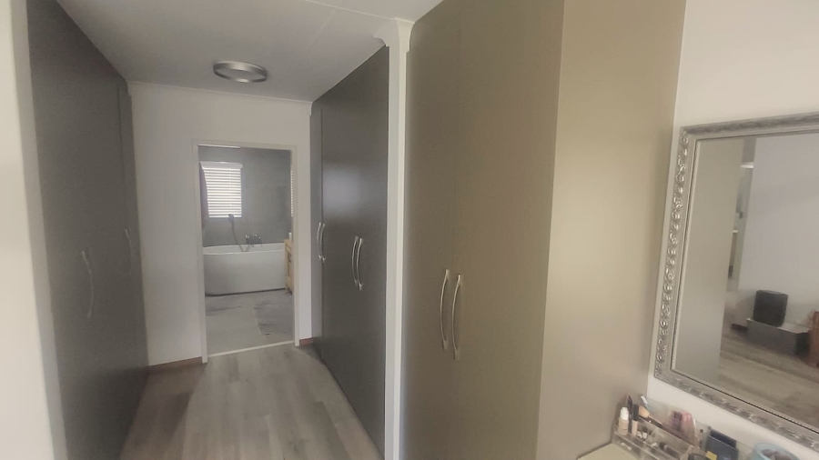 3 Bedroom Property for Sale in Die Hoewes Gauteng