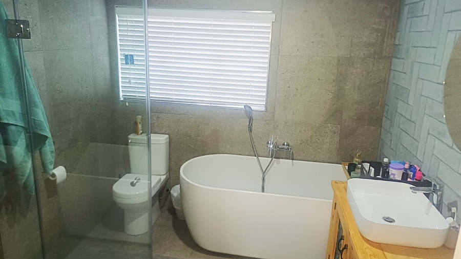 3 Bedroom Property for Sale in Die Hoewes Gauteng