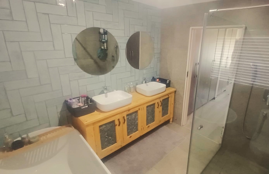 3 Bedroom Property for Sale in Die Hoewes Gauteng