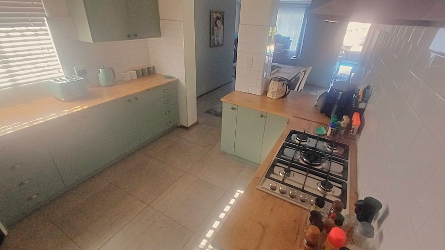 3 Bedroom Property for Sale in Die Hoewes Gauteng