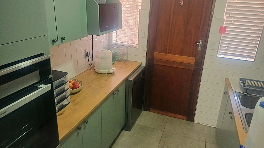 3 Bedroom Property for Sale in Die Hoewes Gauteng