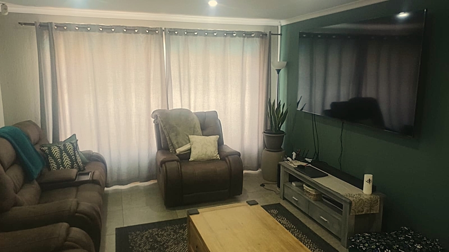 3 Bedroom Property for Sale in Die Hoewes Gauteng