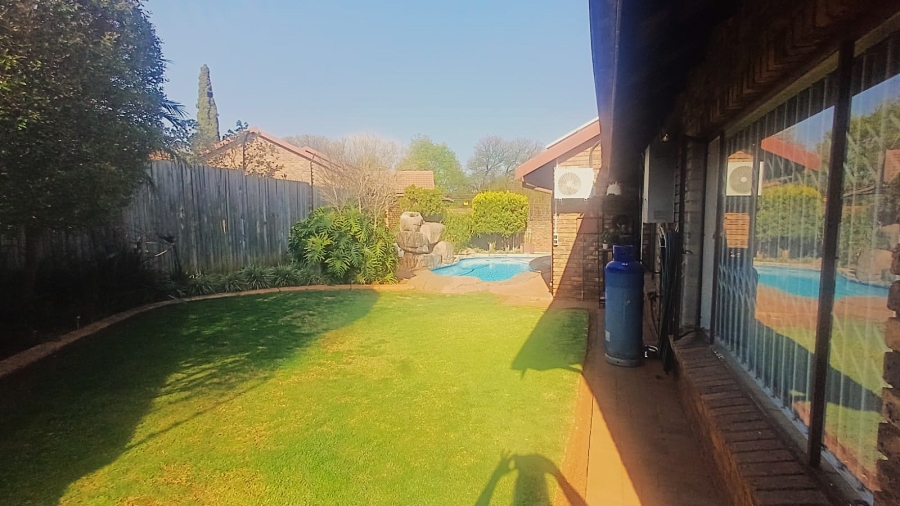 3 Bedroom Property for Sale in Die Hoewes Gauteng