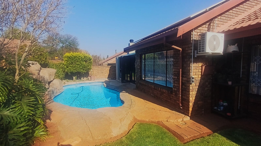 3 Bedroom Property for Sale in Die Hoewes Gauteng