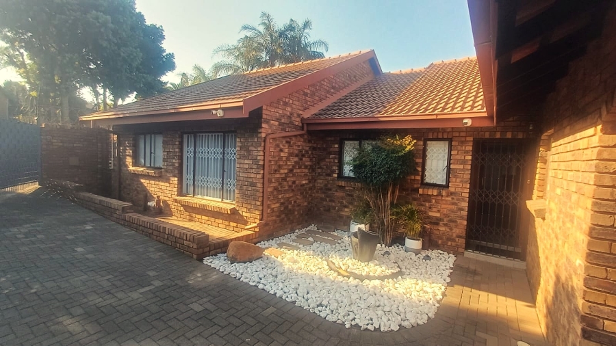 3 Bedroom Property for Sale in Die Hoewes Gauteng