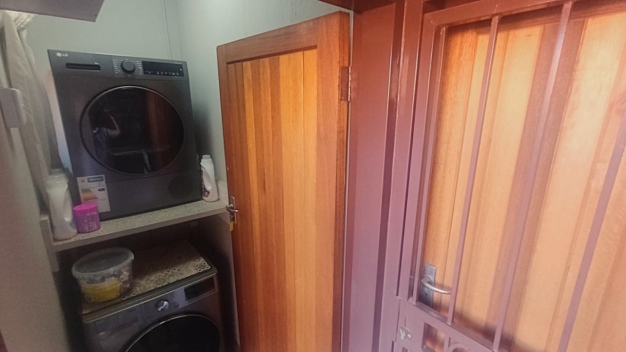 3 Bedroom Property for Sale in Die Hoewes Gauteng