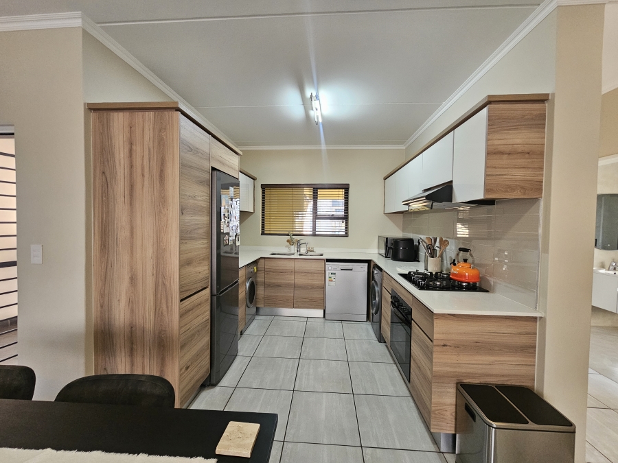 To Let 2 Bedroom Property for Rent in Waterfall Gauteng