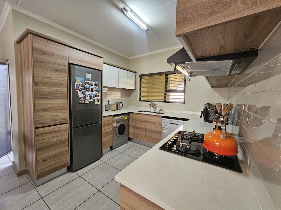 To Let 2 Bedroom Property for Rent in Waterfall Gauteng