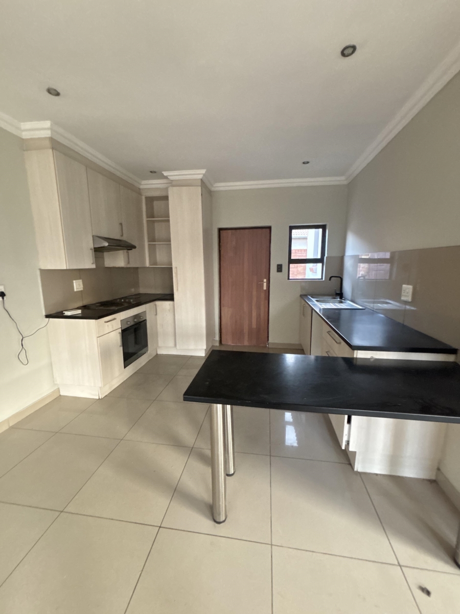 To Let 3 Bedroom Property for Rent in Clayville Gauteng