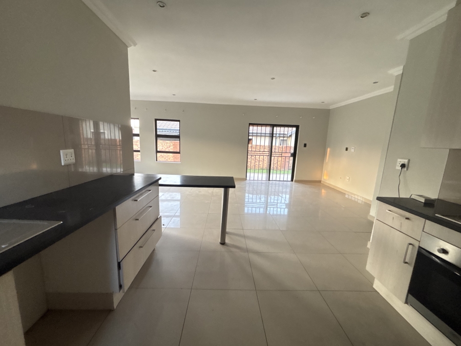 To Let 3 Bedroom Property for Rent in Clayville Gauteng