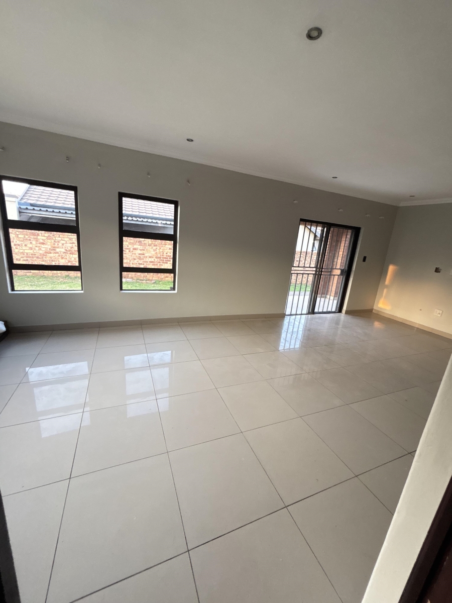 To Let 3 Bedroom Property for Rent in Clayville Gauteng
