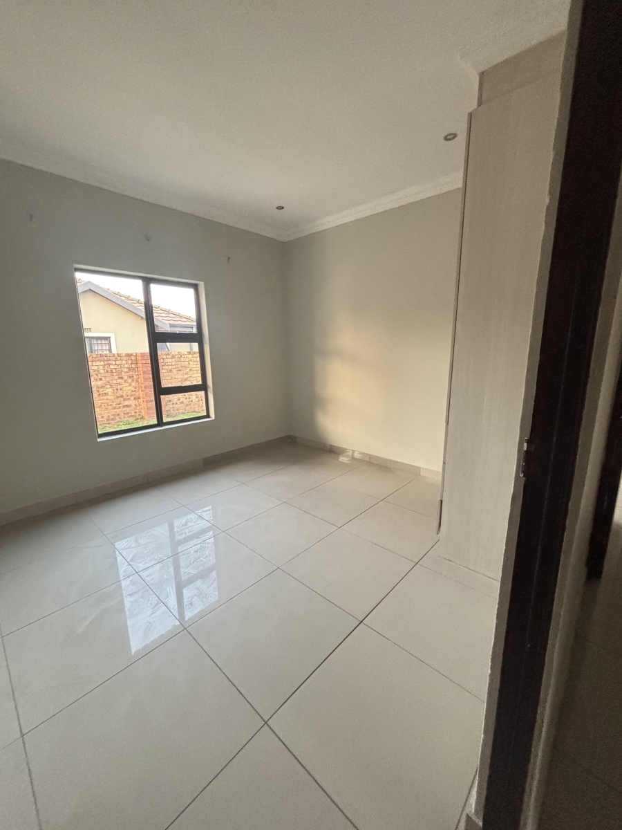 To Let 3 Bedroom Property for Rent in Clayville Gauteng