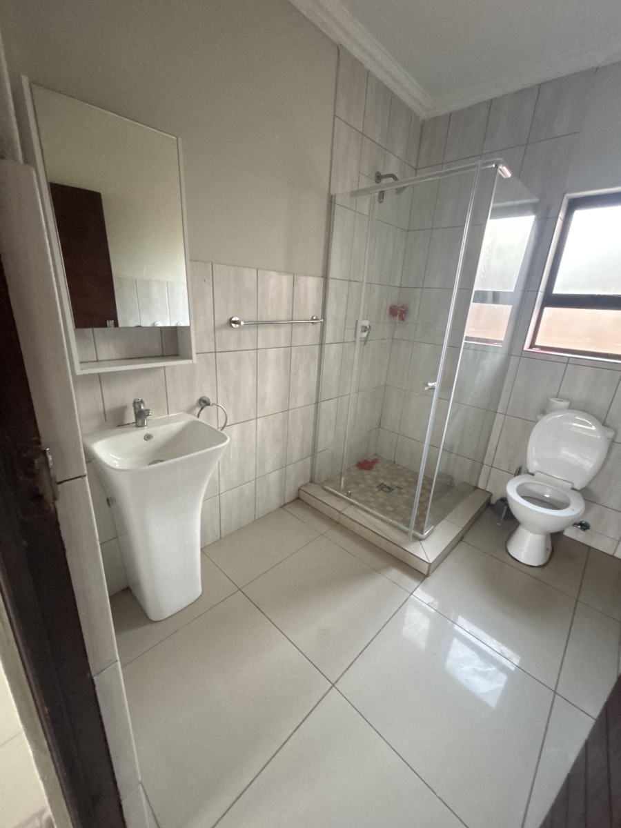 To Let 3 Bedroom Property for Rent in Clayville Gauteng