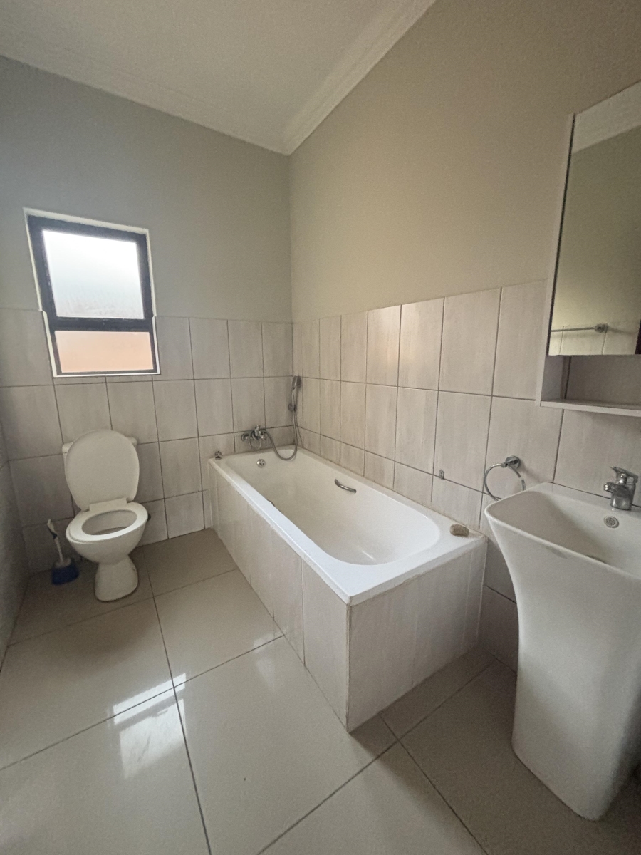 To Let 3 Bedroom Property for Rent in Clayville Gauteng
