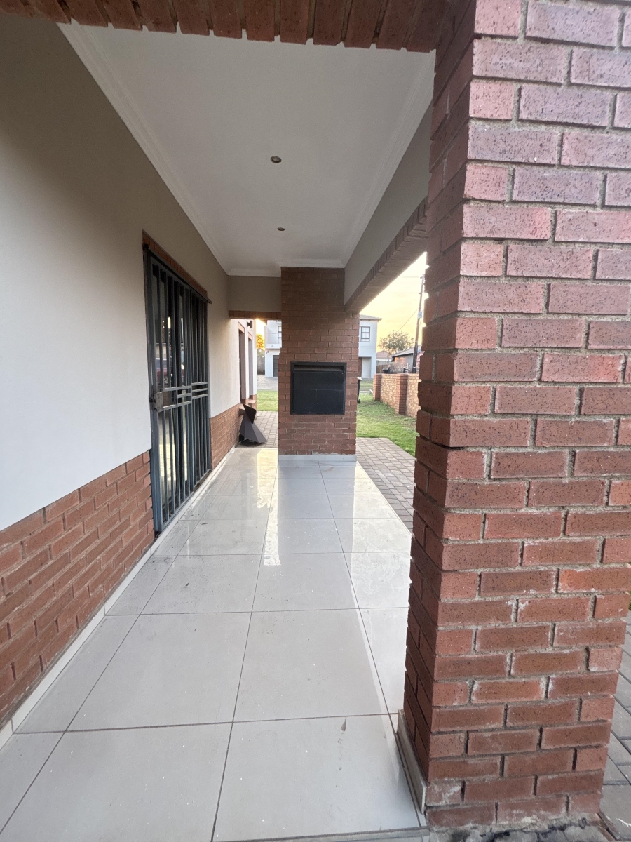 To Let 3 Bedroom Property for Rent in Clayville Gauteng