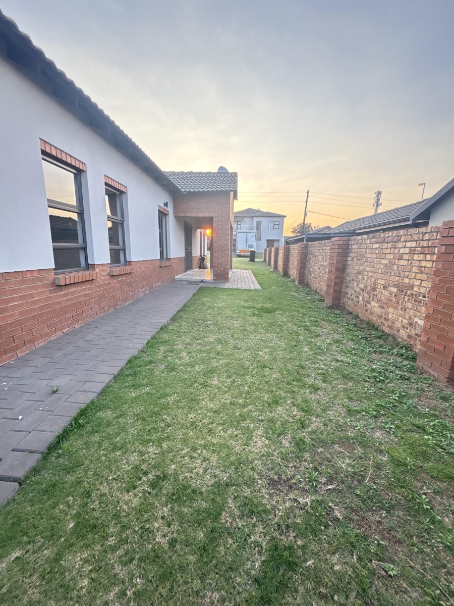 To Let 3 Bedroom Property for Rent in Clayville Gauteng