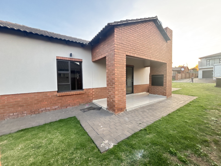 To Let 3 Bedroom Property for Rent in Clayville Gauteng