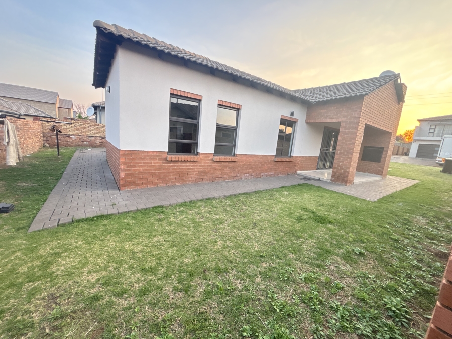 To Let 3 Bedroom Property for Rent in Clayville Gauteng
