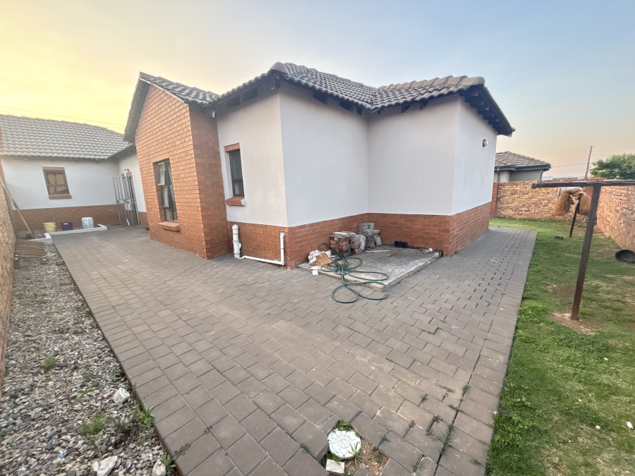 To Let 3 Bedroom Property for Rent in Clayville Gauteng