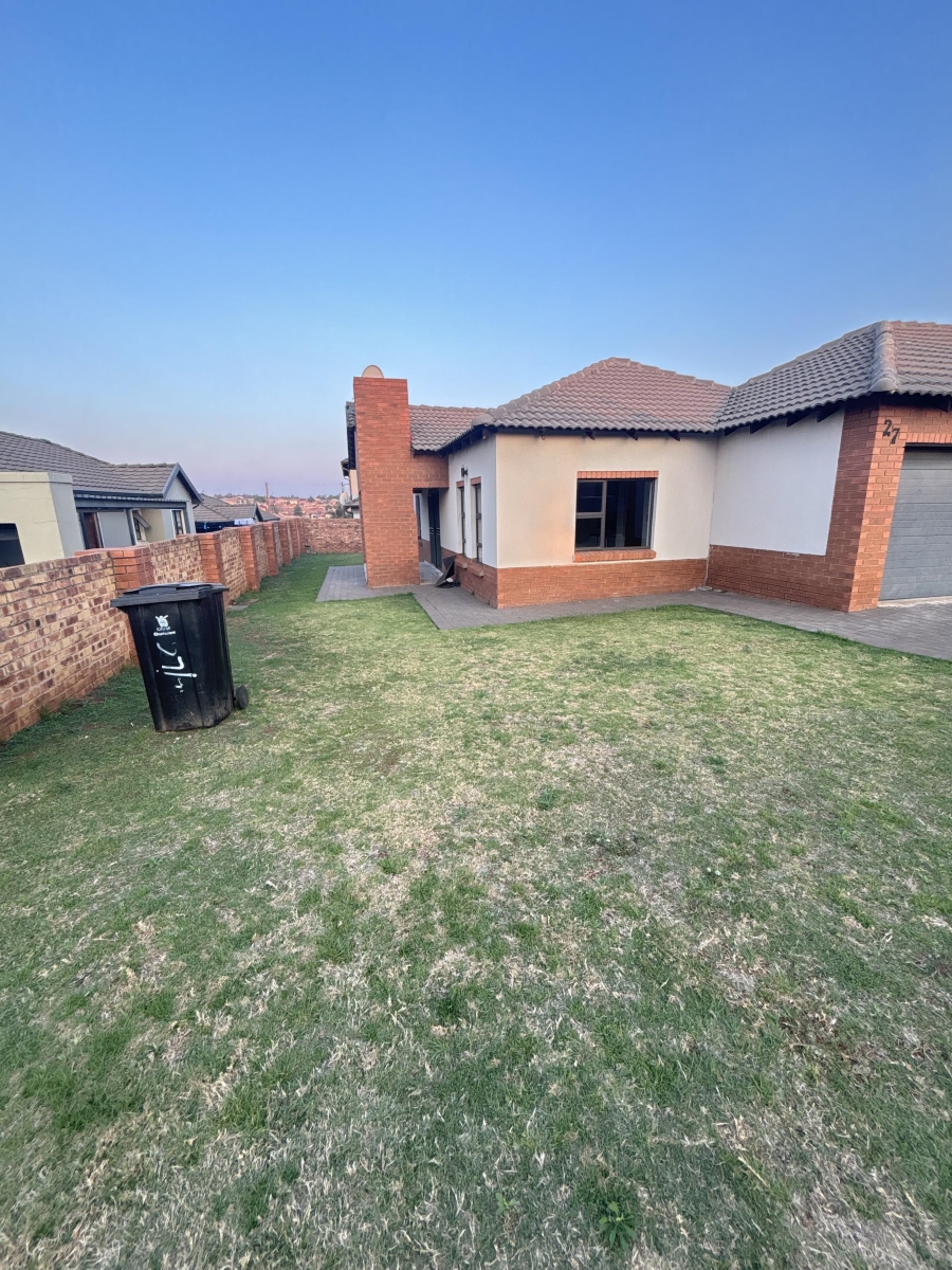 To Let 3 Bedroom Property for Rent in Clayville Gauteng