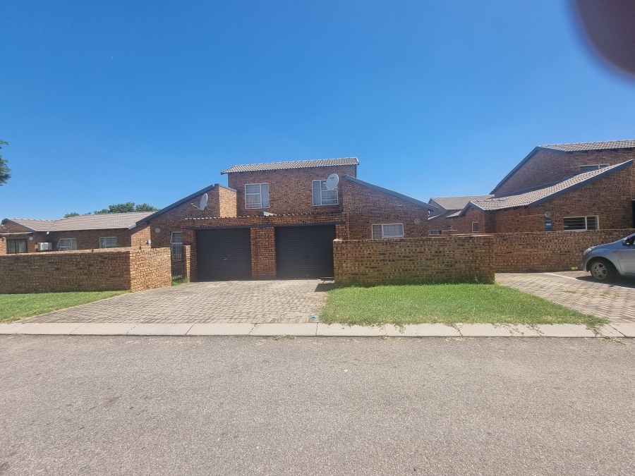 2 Bedroom Property for Sale in Honeydew Gauteng