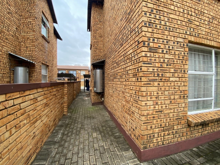 2 Bedroom Property for Sale in Honeypark Gauteng