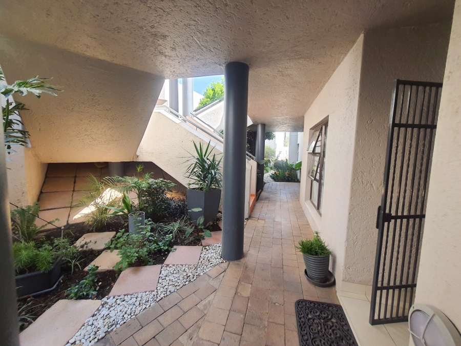 To Let 2 Bedroom Property for Rent in Benmore Gardens Gauteng