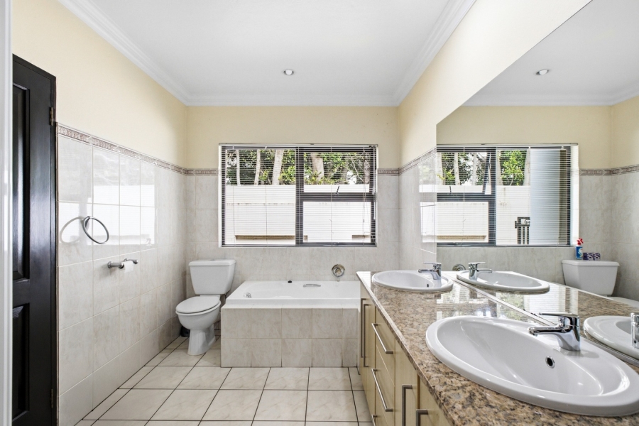 5 Bedroom Property for Sale in Dainfern Golf Estate Gauteng