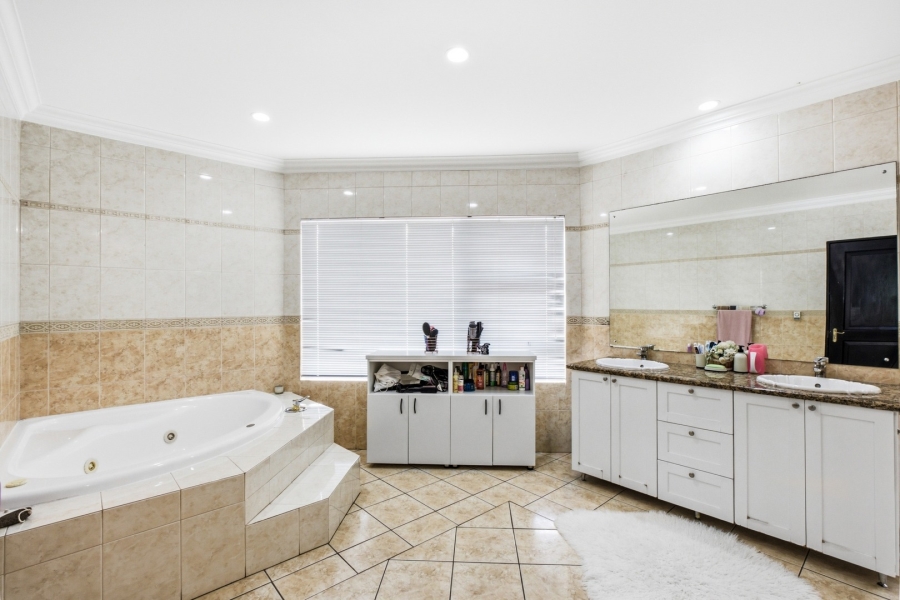 5 Bedroom Property for Sale in Dainfern Golf Estate Gauteng