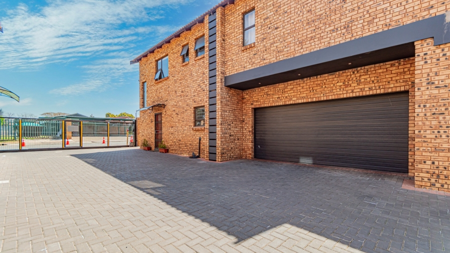 To Let 3 Bedroom Property for Rent in New Redruth Gauteng