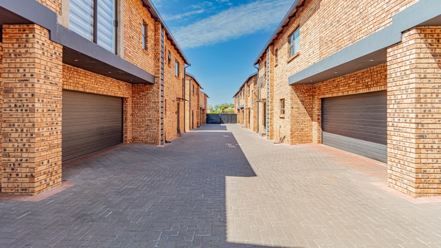 To Let 3 Bedroom Property for Rent in New Redruth Gauteng