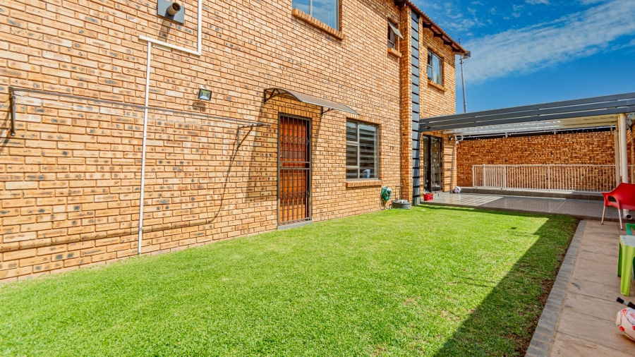 To Let 3 Bedroom Property for Rent in New Redruth Gauteng