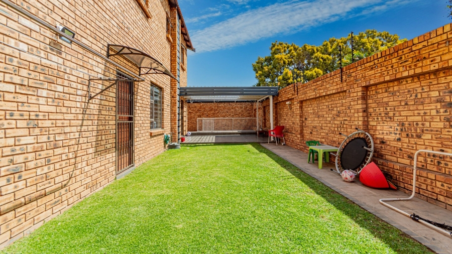 To Let 3 Bedroom Property for Rent in New Redruth Gauteng