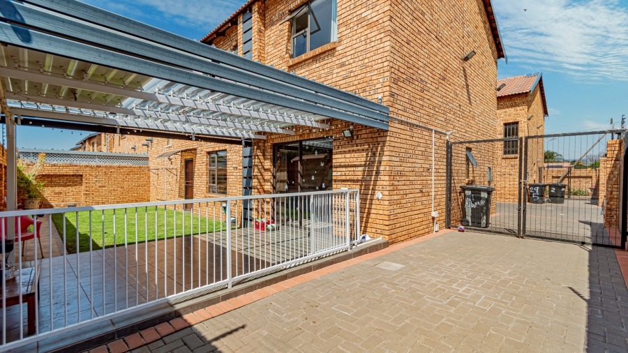 To Let 3 Bedroom Property for Rent in New Redruth Gauteng
