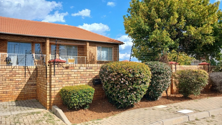To Let 2 Bedroom Property for Rent in Rosettenville Gauteng
