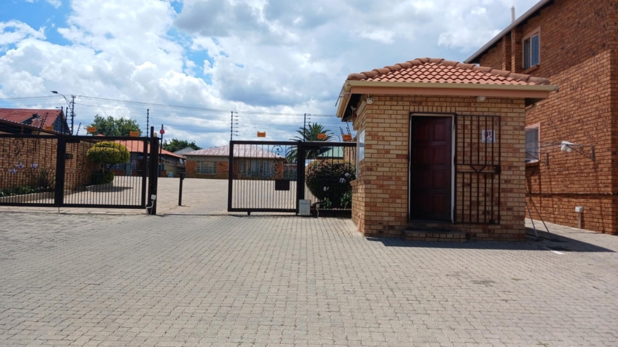 To Let 2 Bedroom Property for Rent in Rosettenville Gauteng