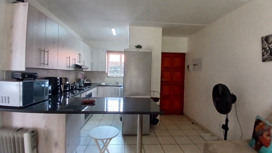 To Let 2 Bedroom Property for Rent in Rosettenville Gauteng