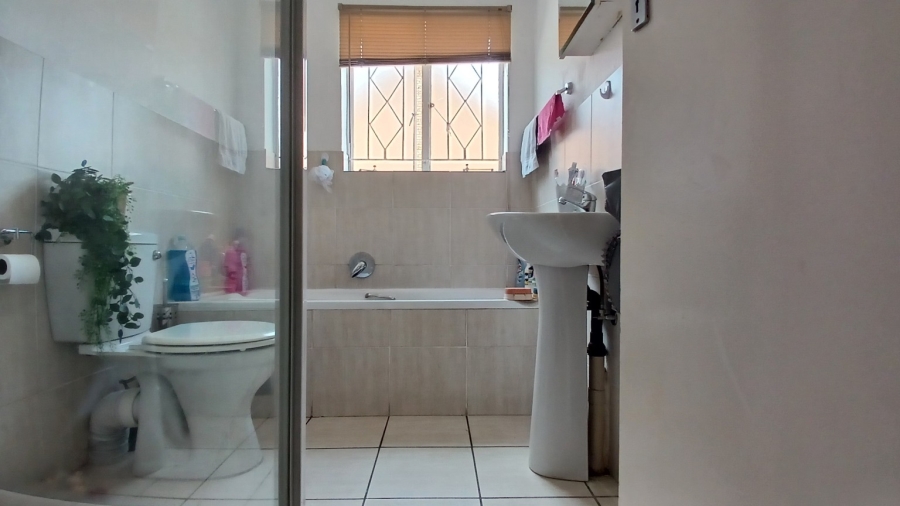 To Let 2 Bedroom Property for Rent in Rosettenville Gauteng