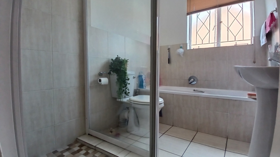 To Let 2 Bedroom Property for Rent in Rosettenville Gauteng