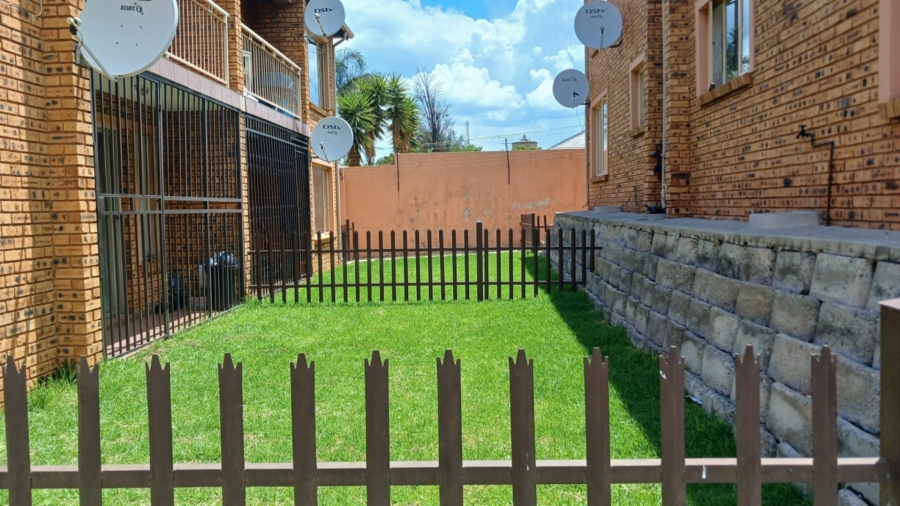 To Let 2 Bedroom Property for Rent in Rosettenville Gauteng