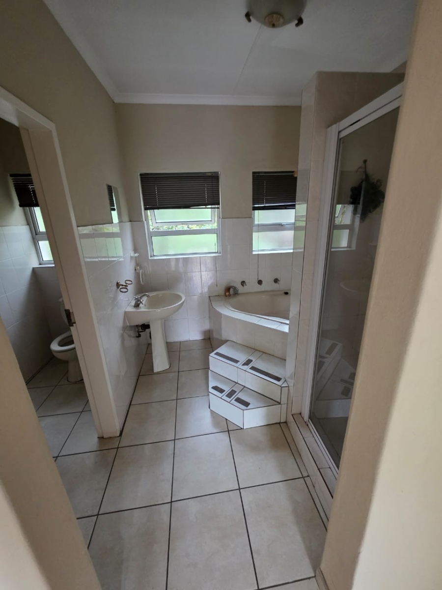 To Let 4 Bedroom Property for Rent in Glen Austin Gauteng