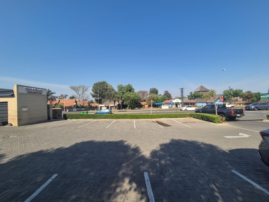 To Let Commercial Property for Rent in Die Hoewes Gauteng